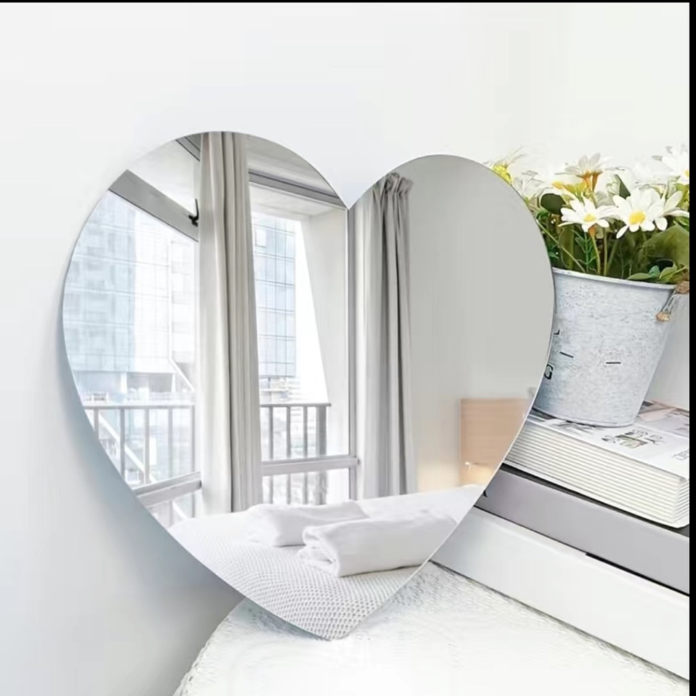 Heart shaped wall mirror - Picture 1 of 7